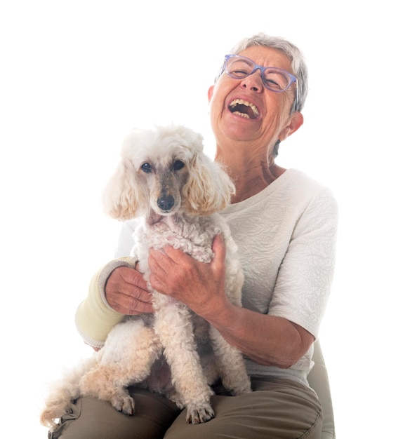 Mulher e cachorro em estúdio