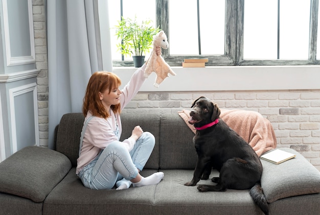 Mulher e cachorro fofo no sofá