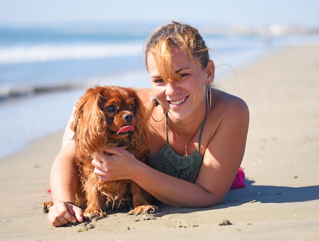 mulher e cachorro na praia