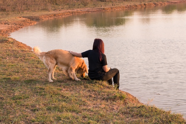 Mulher, e, cachorro ouro, ligado, riverside