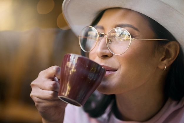 Mulher e café de maquete relaxam em um sorriso de café e feliz contra um fundo desfocado Chá de rosto e turista em um restaurante para uma pausa relaxante e lazer no fim de semana tranquilo e calmo