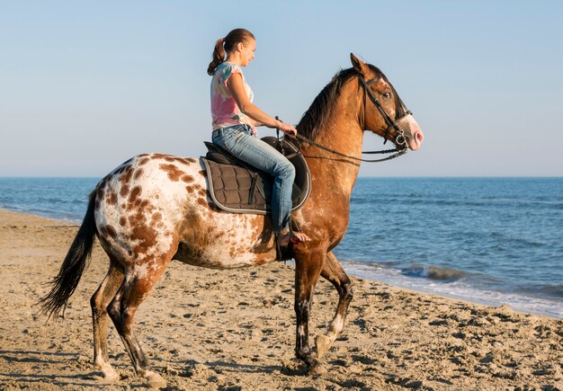 mulher e cavalo appaloosa