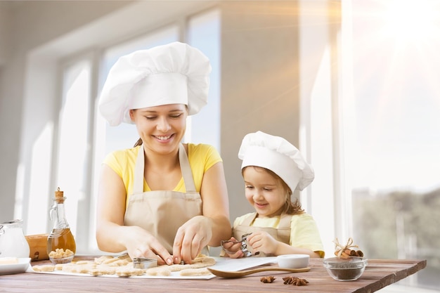 Mulher e criança cozinhando