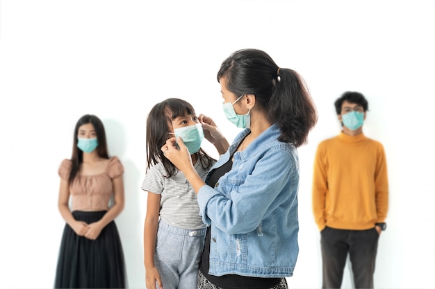 Mulher e filha doente usando máscaras faciais