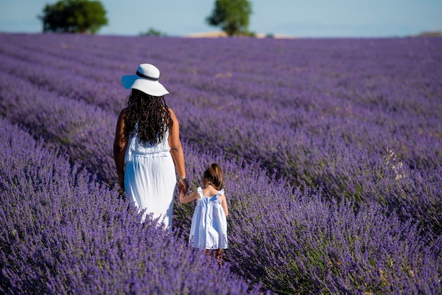 Mulher e filha em um campo de flores de lavanda