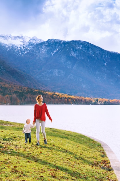 Mulher e filho felizes na natureza Família passa as férias de outono em um lindo lago alpino