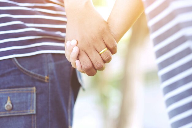 Mulher e homem de mãos dadas