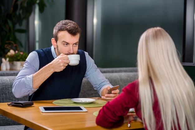 Mulher e homem em almoço de negócios