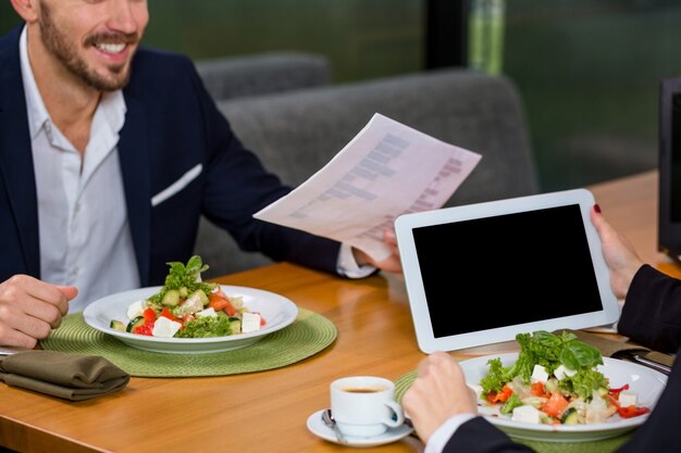 Mulher e homem em almoço de negócios