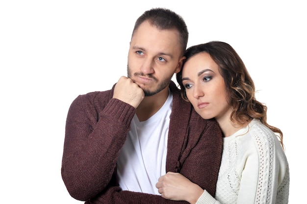 Foto mulher e homem posando isolado no branco