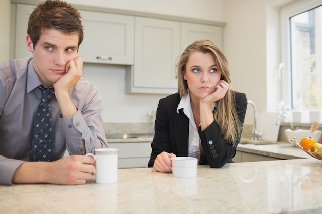 Mulher e homem que têm uma disputa