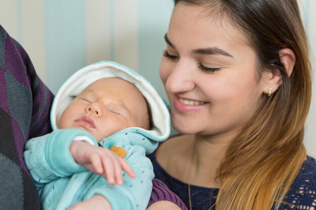 Mulher e homem segurando uma mãe recém-nascida, pai e bebê Retrato de uma jovem família sorridente com recém-nascido nas mãos