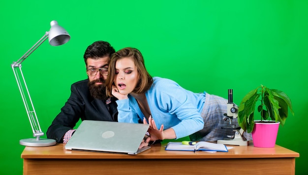 Mulher e homem trabalham no escritório na secretária do laptop com o chefe no local de trabalho casal de negócios no computador empresário e assistente resolvem problema de amor no trabalho Sedução Vencedores diários