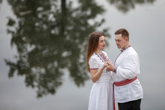 Mulher e homem vestindo roupas tradicionais na natureza