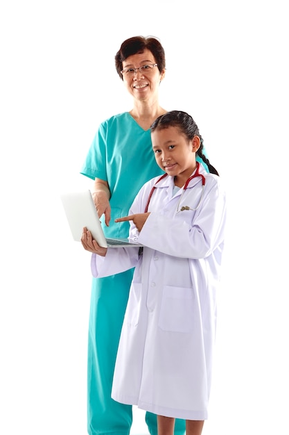 Mulher e menina em trajes de médico conversando