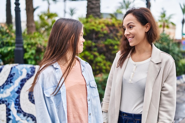 Mulher e menina mãe e filha juntas no parque