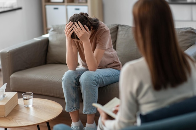 mulher e psicólogo em sessão de psicoterapia