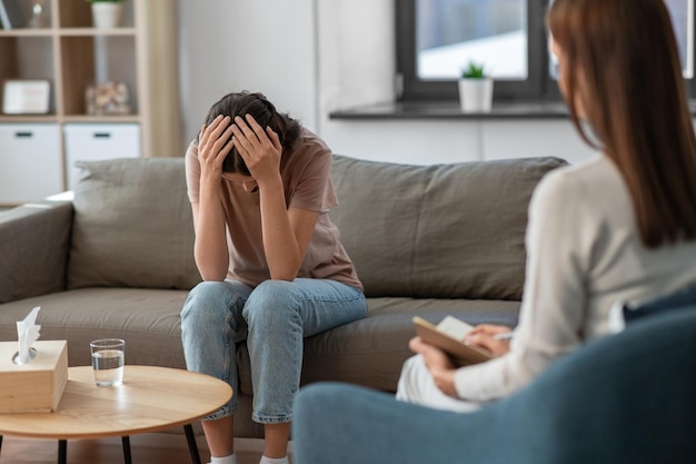 mulher e psicólogo em sessão de psicoterapia