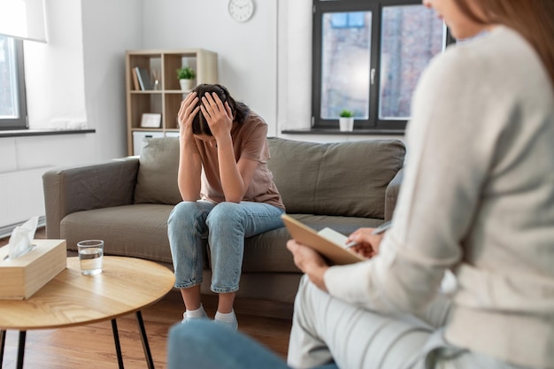 mulher e psicólogo em sessão de psicoterapia