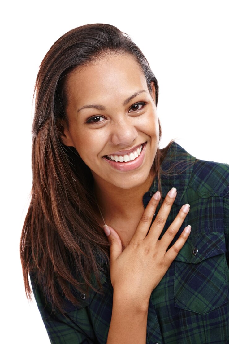 Foto mulher e retrato com sorriso em estúdio para mãos de trabalho ou confiança ou alegria pessoa feminina fundo e feliz com alegria ou alegria ou cabeleireiro esteticista ou cosmetologista ou cabeleereiro