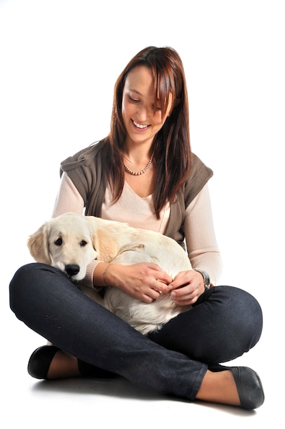 Mulher e retriever dourado cachorro