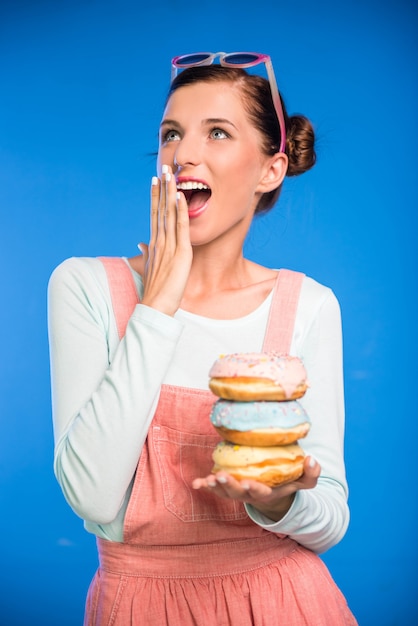 Foto mulher, é, segurando, donuts, ficar