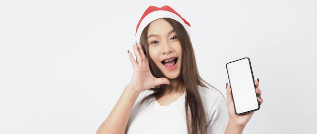 Mulher e smartphone. Mulher asiática com smartphone na mão que posar como selfie ou videochamada para celebração online na temporada de festivais de Natal e ano novo. Aparelho de adolescente feliz e smartphone.