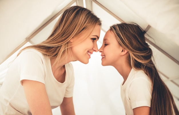 Mulher e sua filha estão passando tempo juntos.