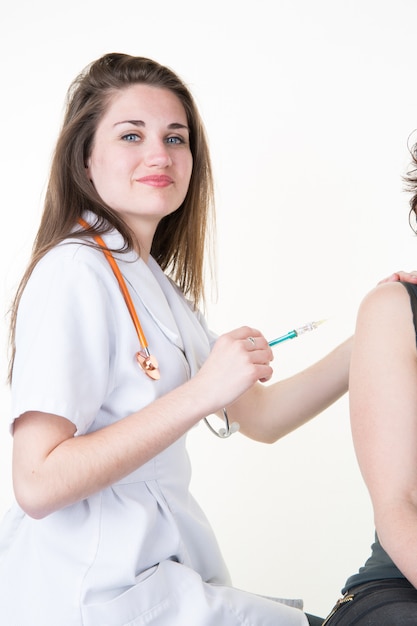Mulher é vacinada na imagem de cuidados de saúde e medicina pelo médico da mulher