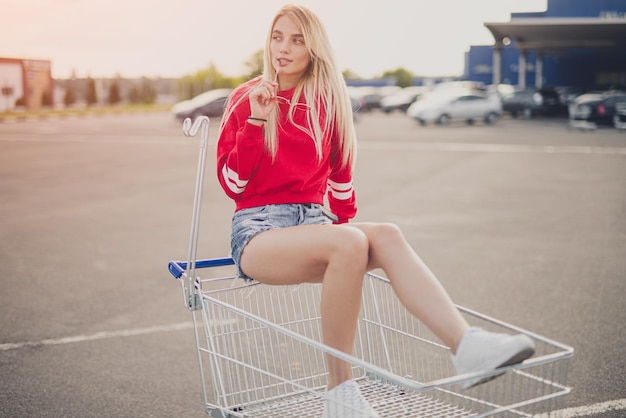 Mulher elegante andando de carrinho de compras