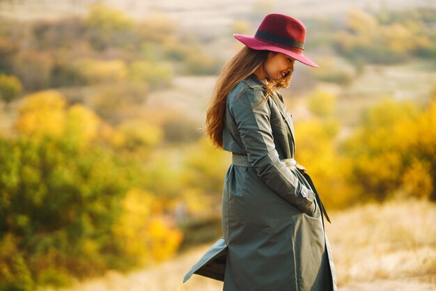 Foto mulher elegante aproveitando o clima de outono no prado