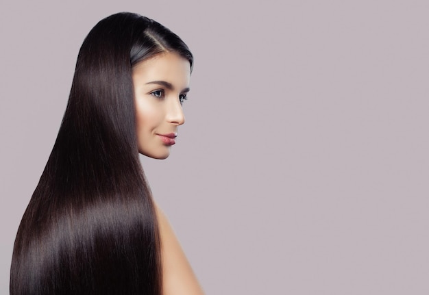 Mulher elegante com cabelo reto e saudável e pele clara em rosa
