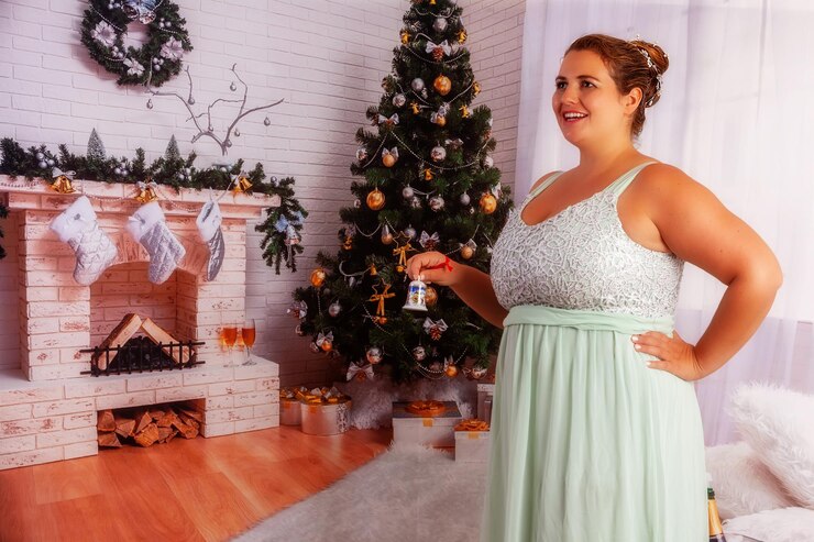 Foto mulher elegante com excesso de peso com sacos de compras em uma atmosfera de natal