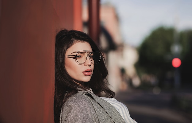 Mulher elegante com lábios carnudos em óculos