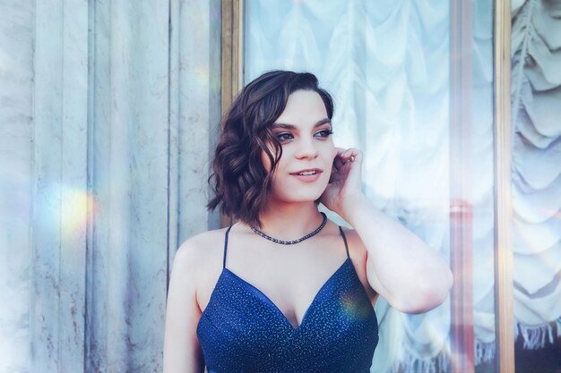 Mulher elegante de retrato de adultos de vestido