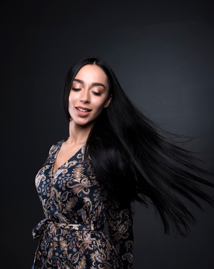 Foto mulher elegante e atraente com pele perfeita e maquiagem natural. banner com espaço de cópia