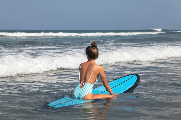 Mulher elegante e bonita posando na praia