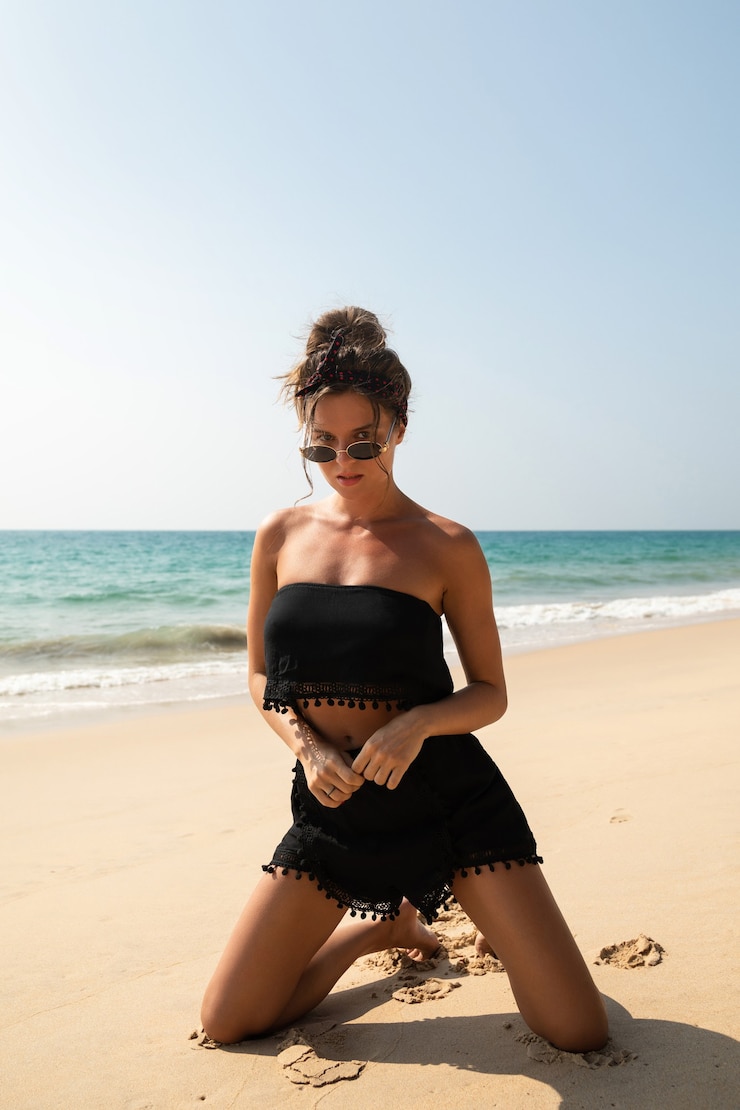 Foto mulher elegante e bonita posando na praia