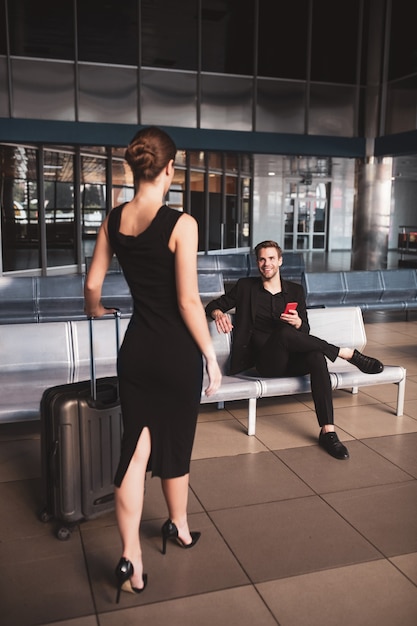 Mulher elegante e homem se encontrando no aeroporto