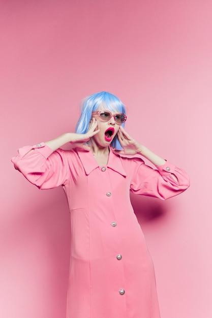 Mulher elegante em peruca azul vestido rosa lábios vermelhos isolados de fundo