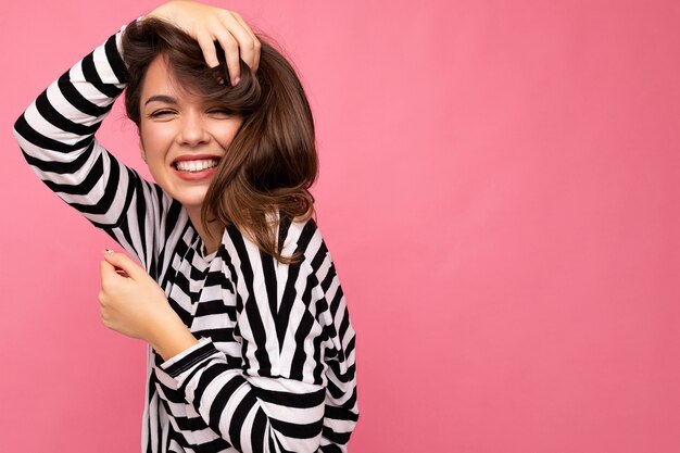 Mulher elegante em roupas casuais