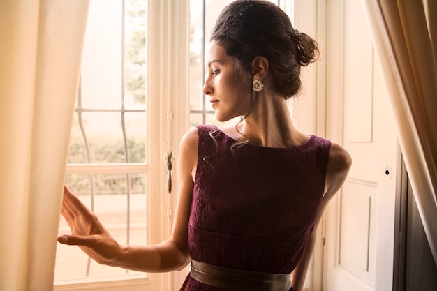 Mulher elegante na janela