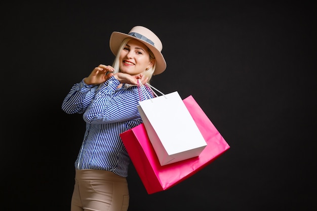 Mulher elegante segurando sacolas de compras, conceito de sexta-feira negra