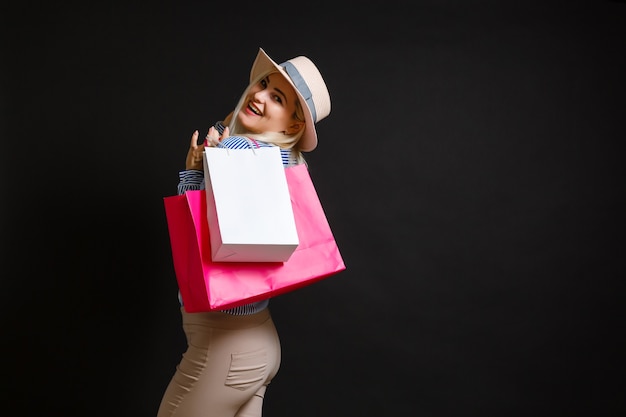 Mulher elegante segurando sacolas de compras, conceito de sexta-feira negra