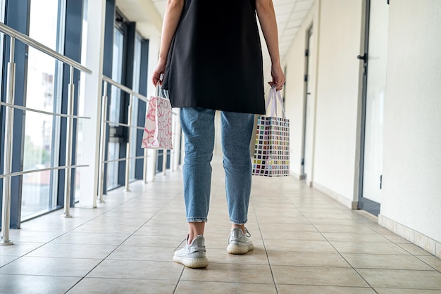 Mulher elegante segurar sacolas coloridas após a viagem de compras. sexta-feira negra melhor para compras, conceito de estilo de vida