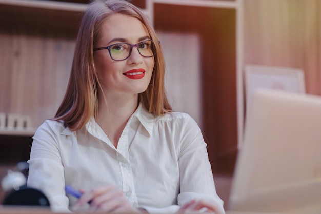 Mulher elegante trabalha em um escritório moderno