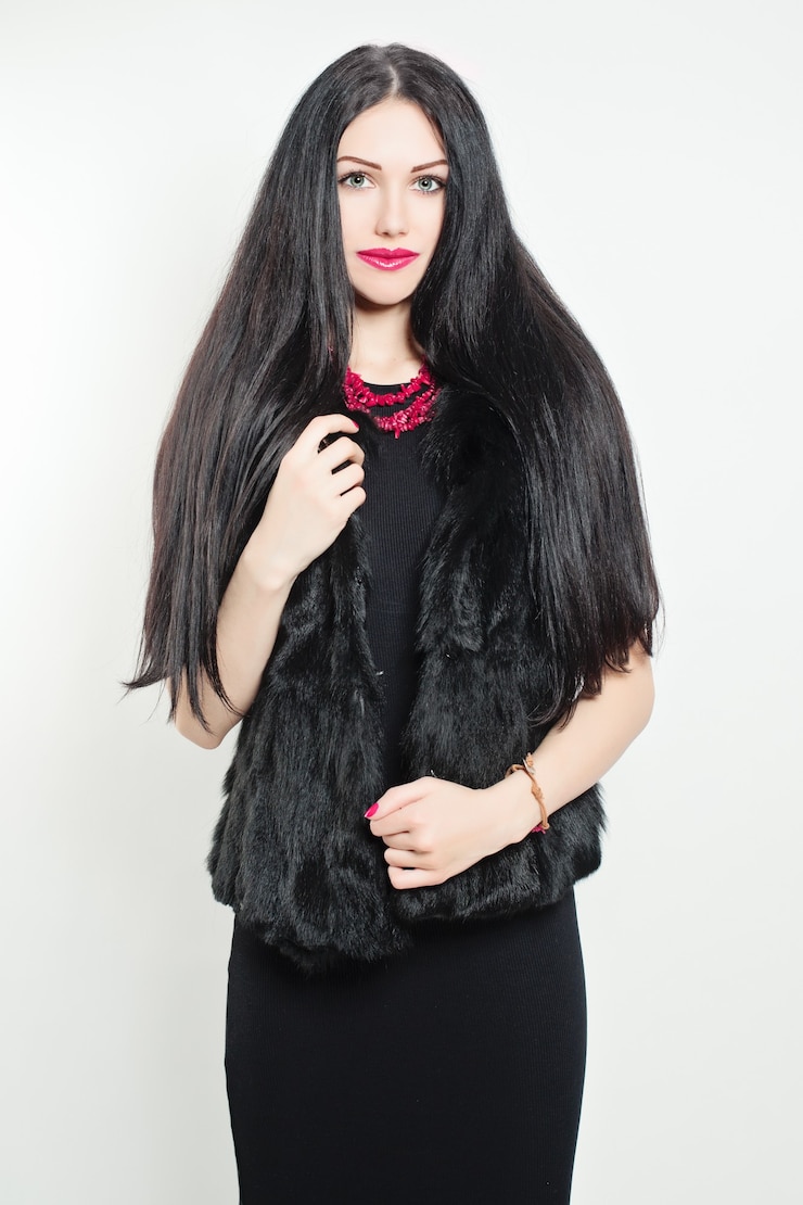 Foto mulher elegante usando vestido preto e jaqueta de pele