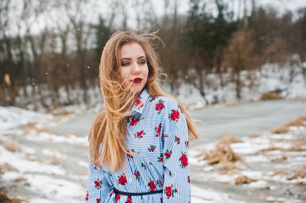 Mulher elegante vestido dia de inverno contra lago congelado.