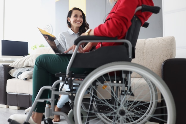 Mulher em cadeira de rodas com laptop se comunica com um amigo