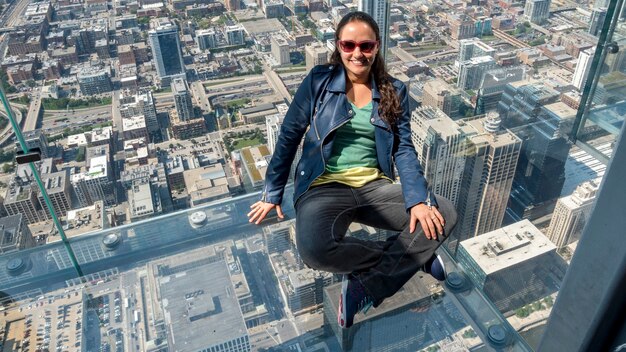 Mulher em caixa de vidro em chicago illinois